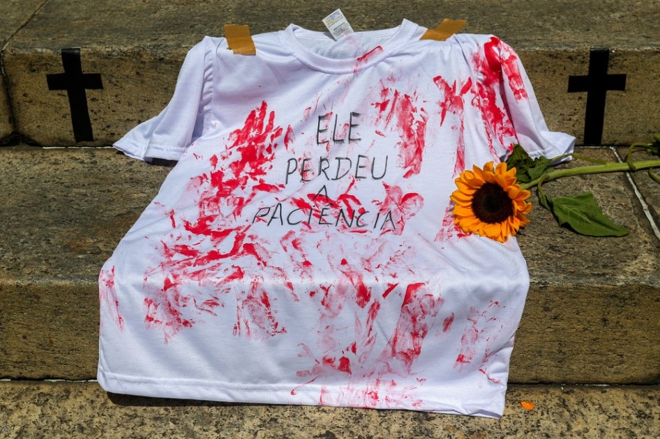 Ato denúncia em frente à Câmara Municipal, organizado pelo campanha Levante Feminista contra o Feminicídio