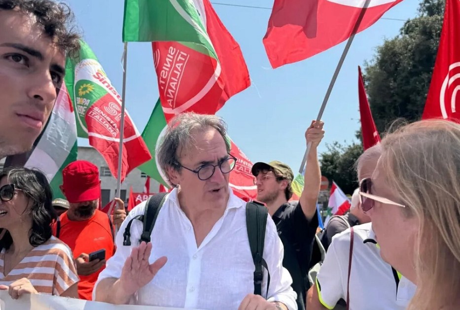 O deputado italiano de esquerda Angelo Bonelli participa de protesto em Roma contra a ofensiva de Israel em Gaza