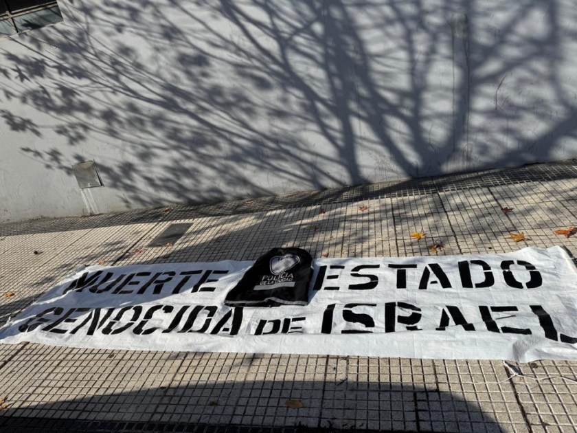 Foto divulgada pela Polícia Federal Argentina mostra cartaz apreendido durante operação