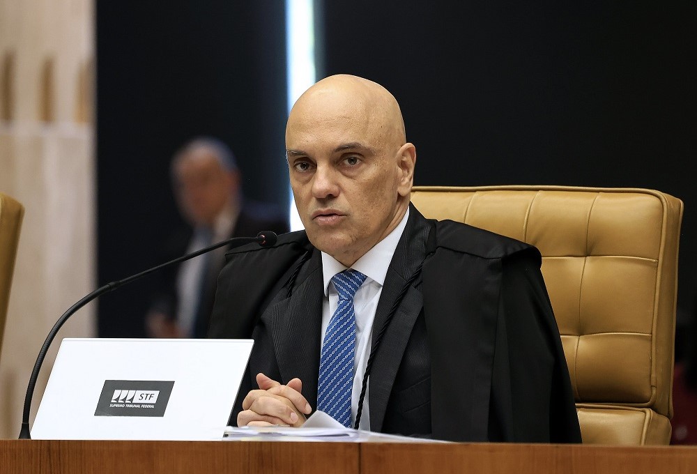 Moraes diz que Eduardo intensificou ‘condutas ilícitas’, e STF fecha cerco contra asilo político de Bolsonaro