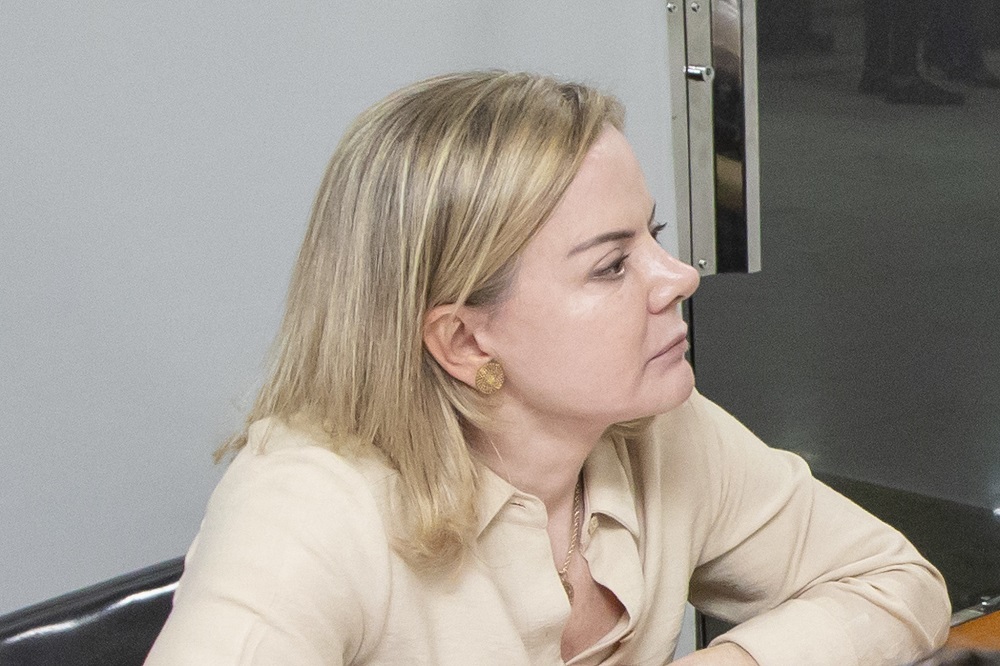 Gleisi Hoffmann critica tarifaço de Trump e acusa Tarcísio e Bolsonaro