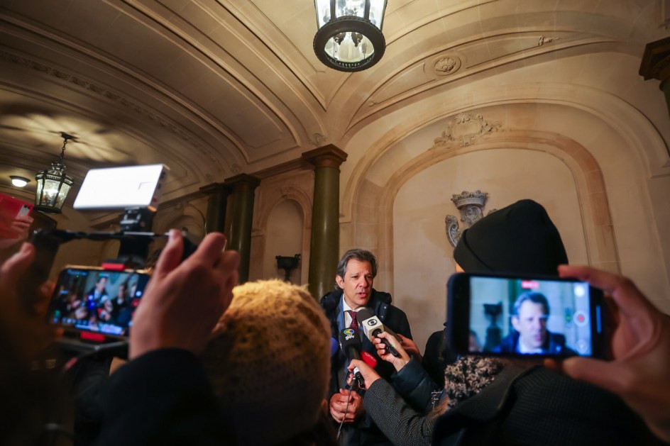 Fernando Haddad fala com a imprensa em Buenos Aires, onde é realizada a cúpula do Mercosul