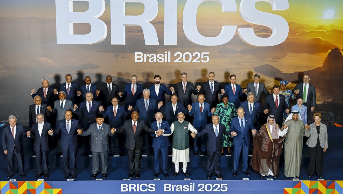 7.07.2025 - Fotografia de família dos Chefes de Estado e de Governo dos países-membros, parceiros e de engajamento externo 07.07.2025 - Presidente da República, Luiz Inácio Lula da Silva, posa para fotografia de família dos Chefes de Estado e de Governo dos países-membros, parceiros e de engajamento externo, no Museu de Arte Moderna (MAM). Rio de Janeiro - RJ. Foto: Ricardo Stuckert / PR