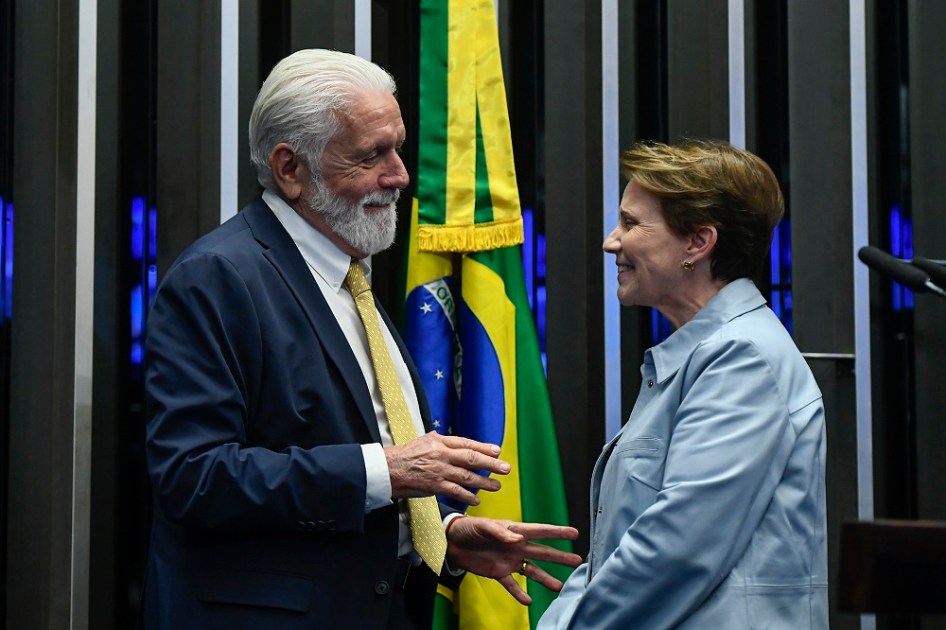 Jaques Wagner e Tereza Cristina conversam no Senado