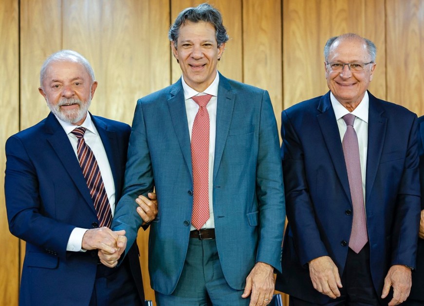 O presidente Lula ao lado do ministro da Fazenda, Fernando Haddad, e do seu vice, Geraldo Alckmin