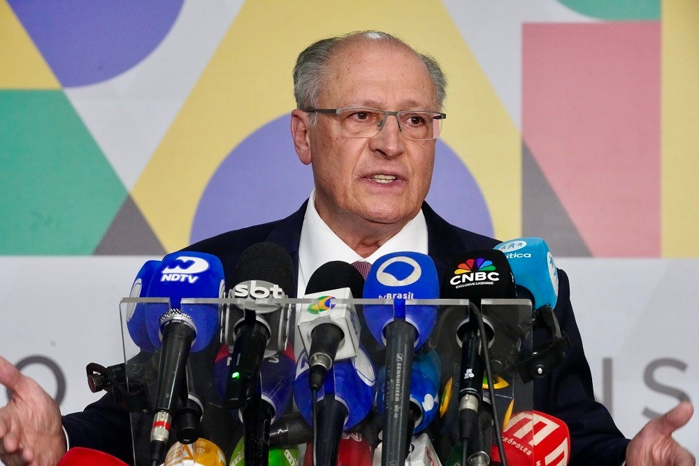 Alckmin negocia com EUA para reverter tarifa e responde críticas de montadoras