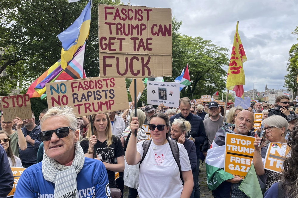 Manifestantes protestam contra visita de Trump à Escócia: ‘Não é bem-vindo’ 