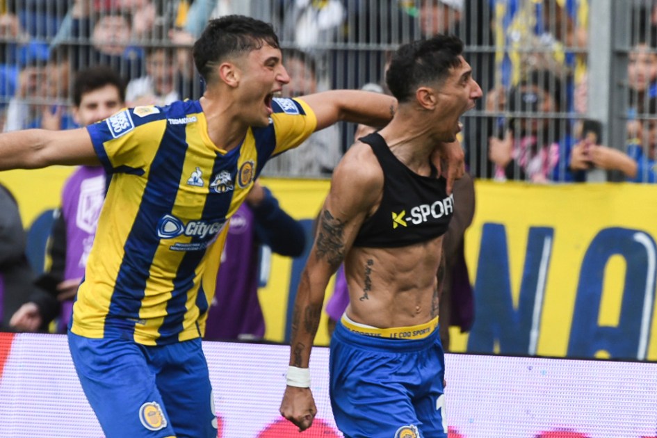 Di María celebra efusivamente com a torcida do Rosario Central após marcar de pênalti em sua volta ao clube de coração