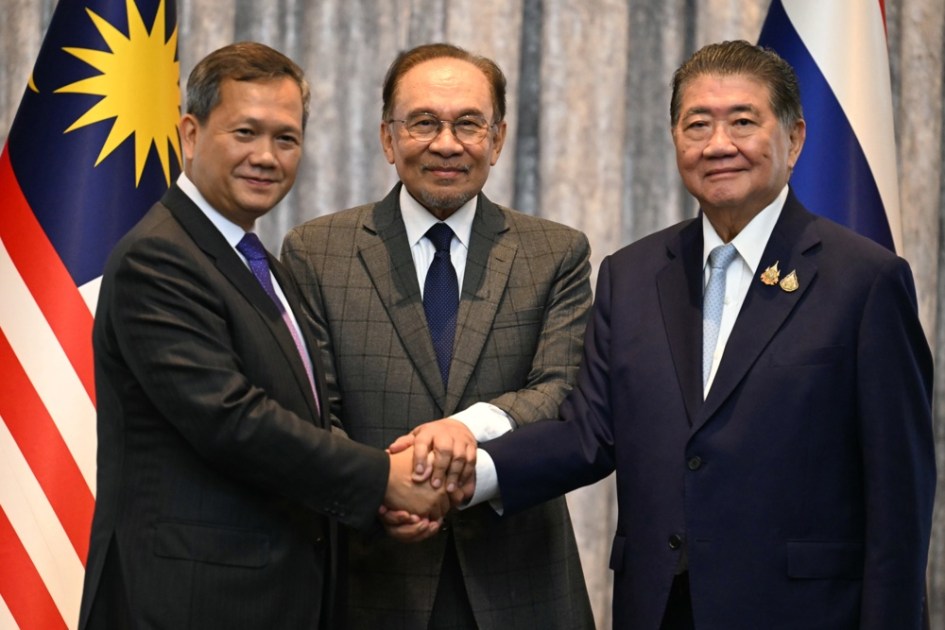 O primeiro-ministro da Malásia, Anwar Ibrahim (centro), o primeiro-ministro do Camboja, Hun Manet (esq.), e o primeiro-ministro interino da Tailândia, Phumtham Wechayachai (dir.), posam para fotos enquanto apertam as mãos após uma coletiva de imprensa após negociações sobre um possível cessar-fogo entre Tailândia e Camboja, em Putrajaya, Malásia, em 28 de julho de 2025. Os líderes da Tailândia e do Camboja devem se reunir para negociações de paz em 28 de julho, enquanto uma disputa territorial acirrada ao longo de sua fronteira compartilhada se arrasta para um quinto dia de combate aberto. (Camboya, Malásia, Tailândia) EFE/EPA/MOHD RASFAN / POOL