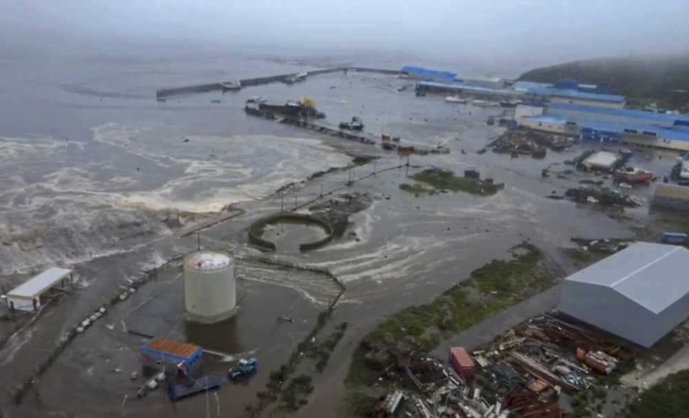 Uma imagem estática retirada de um vídeo fornecido pelo Centro Geofísico da Academia Russa de Ciências mostra uma área inundada em Severo-Kurilsk, região de Sakhalin, Rússia, em 30 de julho de 2025. As autoridades da região de Sakhalin, na Rússia, declararam estado de emergência após um terremoto de magnitude 8,8 atingir a Península de Kamchatka, na Rússia, em 30 de julho, disparando alertas de tsunami e ordens de evacuação. (Terremoto/sismo, Rússia) EFE/EPA/LEVANTAMENTO GEOFÍSICO DA ACADEMIA RUSSA DE CIÊNCIAS - FOLHETO - USO EDITORIAL SOMENTE/VENDA PROIBIDA