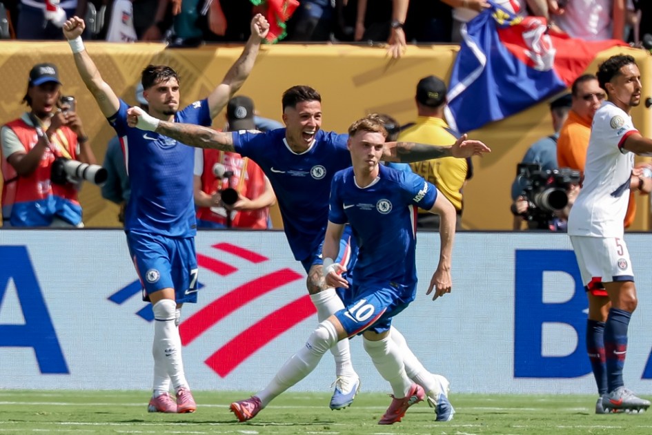 Cole Palmer (dir.), do Chelsea, comemora o segundo gol da equipe com Enzo Fernández (centro) e Pedro Neto (esq.) durante a final da Copa do Mundo de Clubes da Fifa