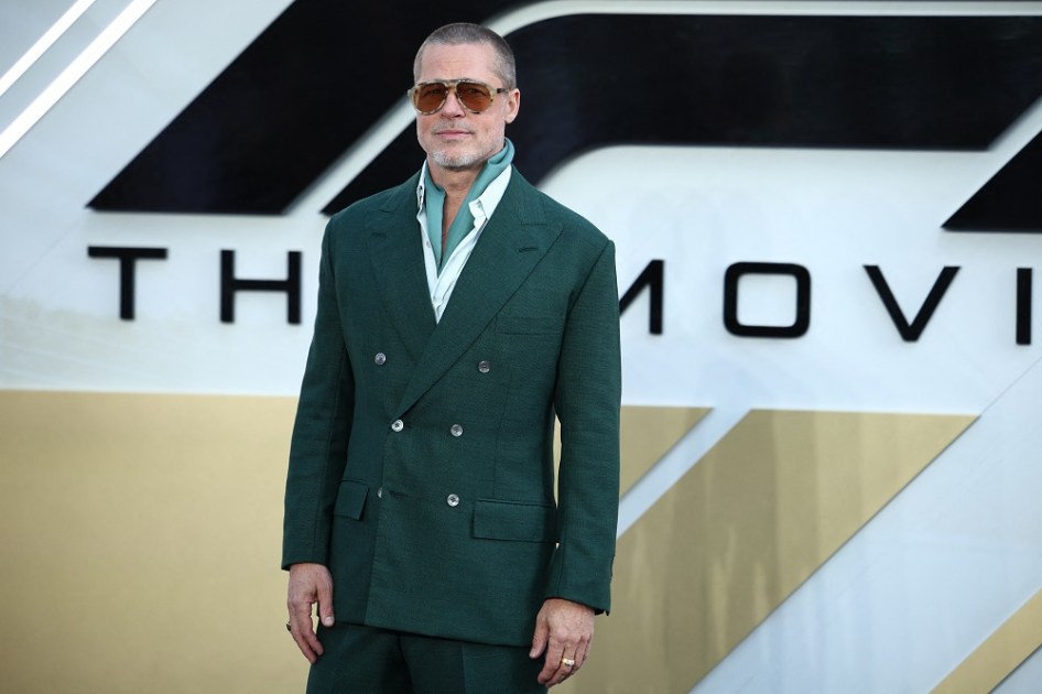 O ator e produtor norte-americano Brad Pitt posa no tapete vermelho durante a estreia europeia do filme F1 – o Filme', no Cineworld Leicester Square, no centro de Londres