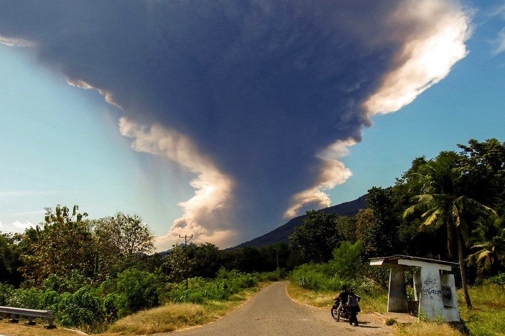 Vulcão na Indonésia entra em erupção e lança cinzas a quilômetros de altura