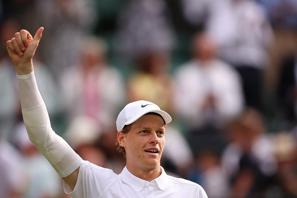 Sinner supera dores, bate Shelton e vai à semifinal de Wimbledon; Iga Swiatek avança