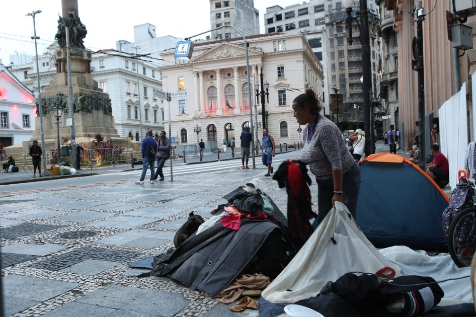 Moradores de rua no Pátio do Colégio, na região central de São Paulo