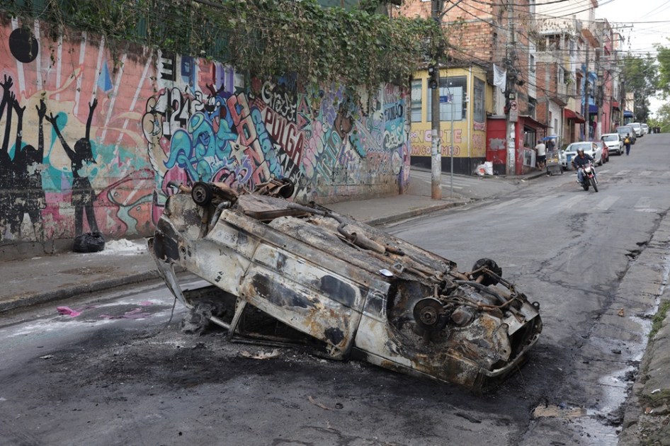 Vista de carro queimado por manifestantes na rua Clementine Brenne, perto de um dos acessos ao bairro de Paraisópolis