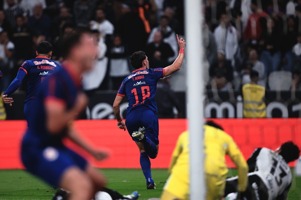 Corinthians leva gol em pênalti polêmico, busca empate, mas sofre derrota para o Bragantino no último lance