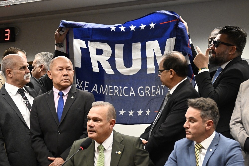 Bandeira de Trump em comissão divide oposição e gera discussão em grupo de WhatsApp