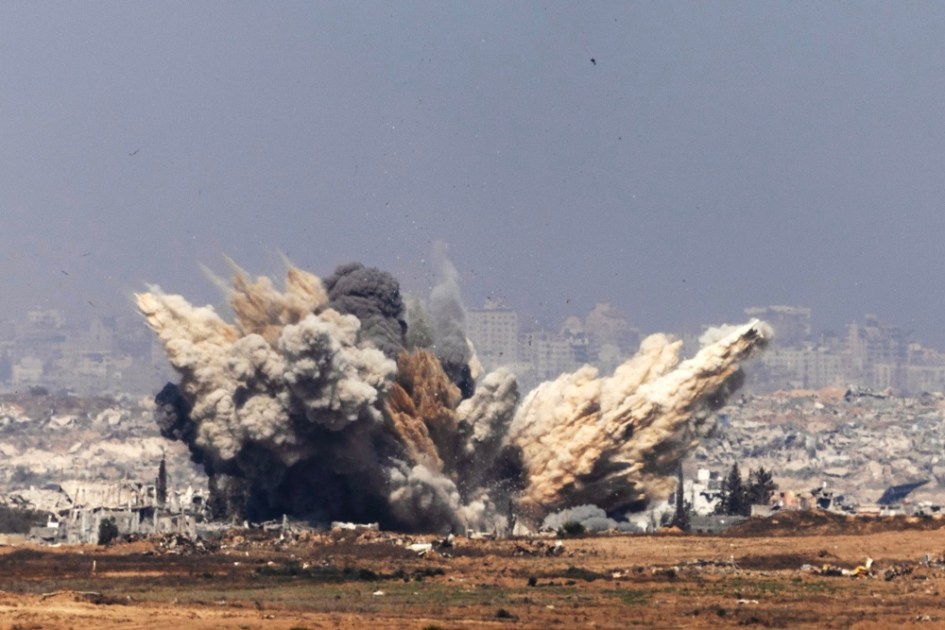 Fumaça se eleva após um ataque aéreo israelense no norte da Faixa de Gaza, próximo a Beit Hanun, visto do lado israelense da fronteira
