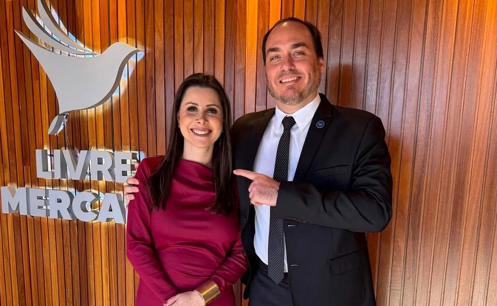 Carlos Bolsonaro e Caroline de Toni miram o Senado com apoio de Jair em SC
