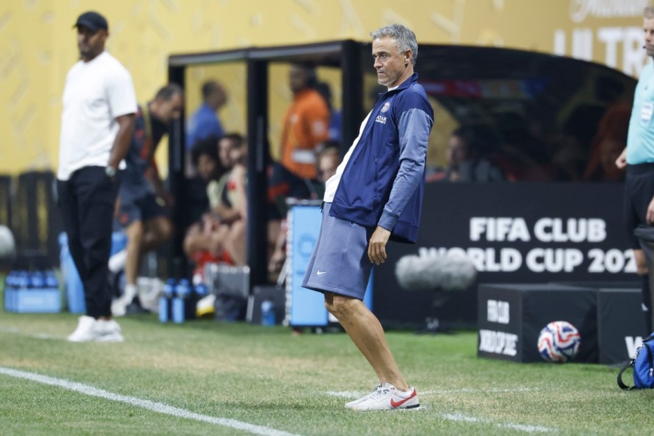 O técnico do PSG, Luis Enrique, observa o jogo entre Paris Saint-Germain e Bayern de Munique pela Copa do Mundo de Clubes da FIFA