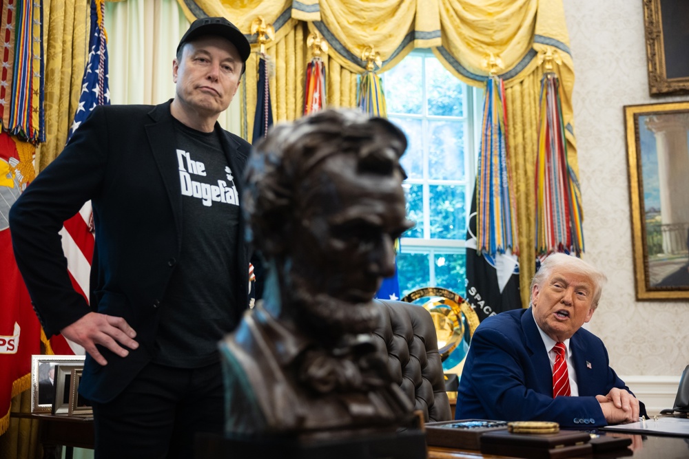 Elon Musk deixa oficialmente o governo dos EUA, mas Trump já projeta volta: ‘O Doge é o bebê dele’