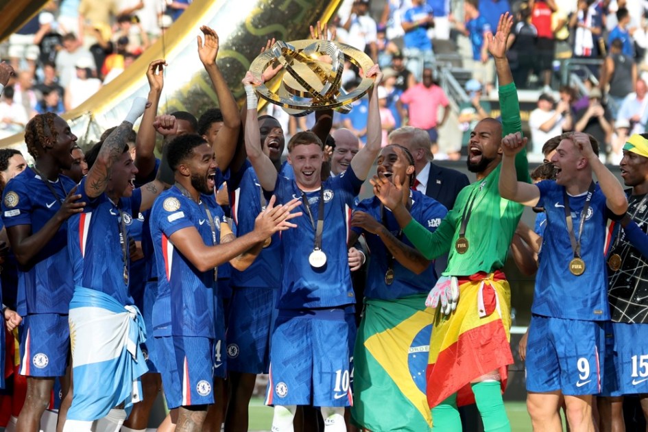 Jogadores do Chelsea, incluindo Cole Palmer (C), comemoram com o troféu após a vitória na final da Copa do Mundo de Clubes da Fifa 2025 contra o Paris Saint-Germain