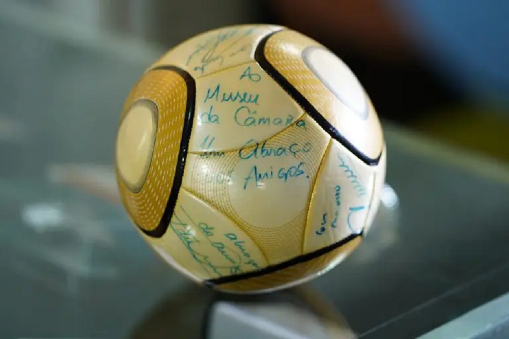 Homem que furtou bola autografada por Neymar é condenado a 17 anos de prisão