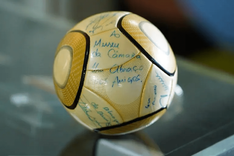 Bola assinada por Neymar