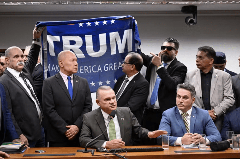 Deputados exibem bandeira de Trump em homenagem a Bolsonaro e líder da oposição intervém