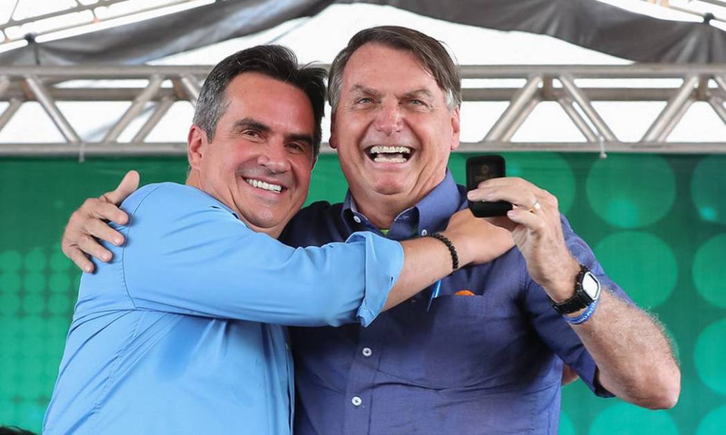 Homens se abraçam em evento público