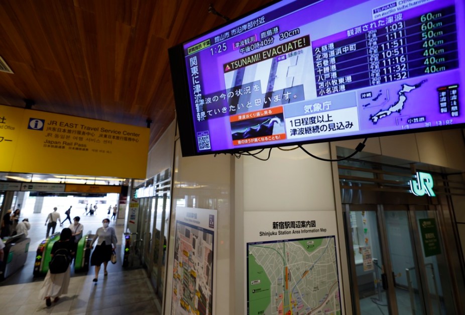 Uma tela de televisão em uma estação de trem exibe notícias sobre tsunami após um terremoto de magnitude 8,7 ocorrido na Península de Kamchatka, em Tóquio, Japão, em 30 de julho de 2025. A Agência Meteorológica do Japão emitiu um alerta de tsunami após um terremoto de magnitude 8,7 atingir a Península de Kamchatka. Várias empresas ferroviárias suspenderam alguns serviços de trem após o alerta de tsunami. (Japão, Tóquio) EFE/EPA/FRANCK ROBICHON