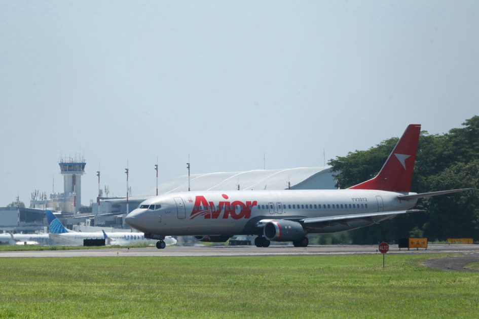 Avião que transporta venezuelanos detidos em El Salvador com destino à Venezuela
