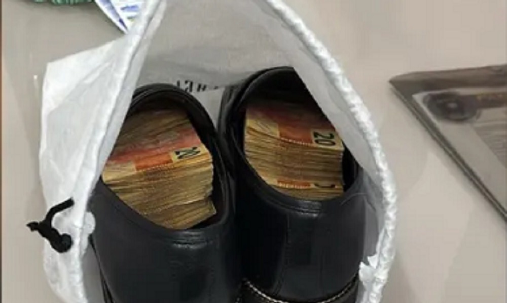 Dinheiro no sapato