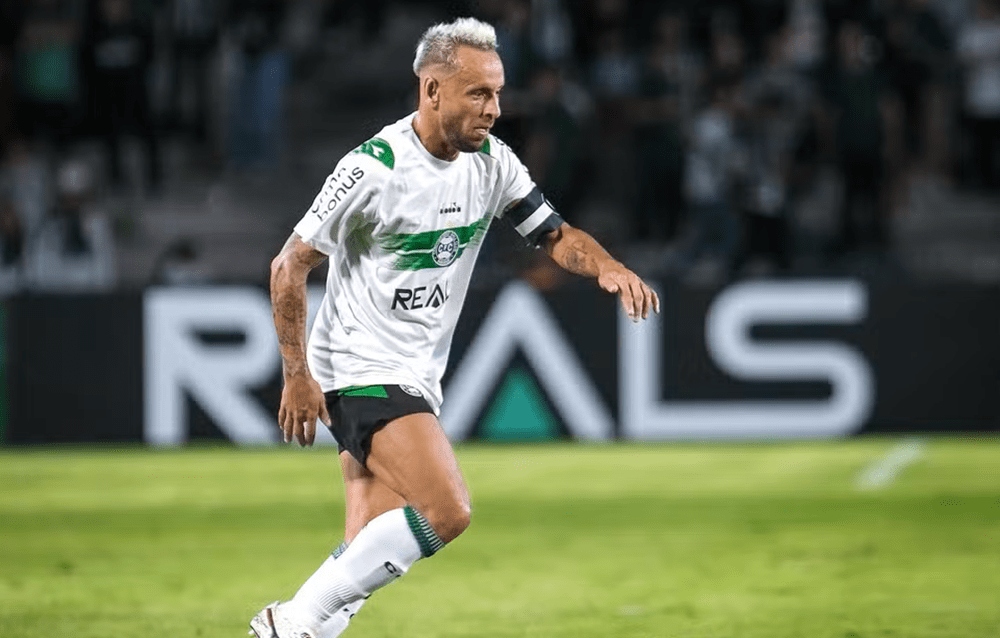 Rafinha chora ao falar sobre aposentadoria: ‘Hoje anuncio oficialmente o fim da minha carreira’