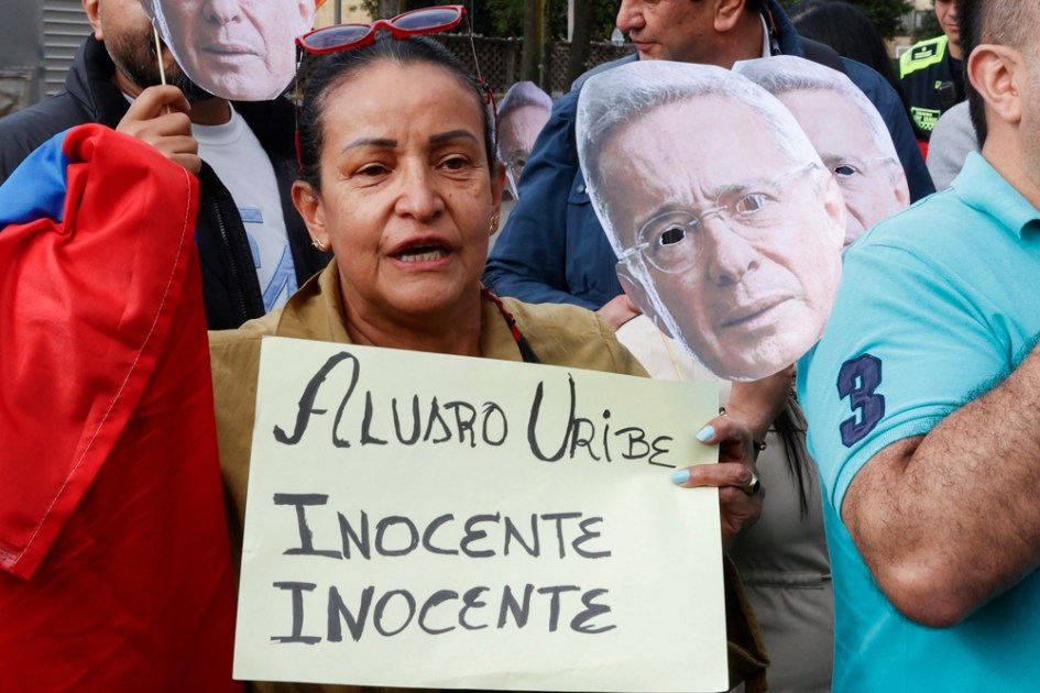 Seguidores do ex-presidente Álvaro Uribe comparecem ao Complexo Judicial de Paloquemao para apoiar o ex-mandatário