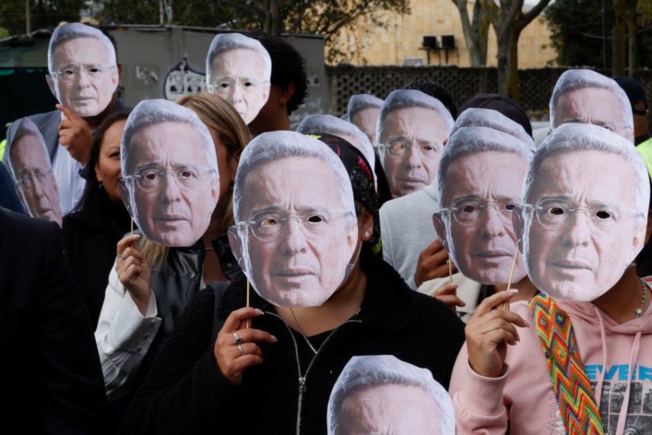 Apoiadores do ex-presidente Álvaro Uribe comparecem ao Complexo Judicial de Paloquemao para apoiá-lo