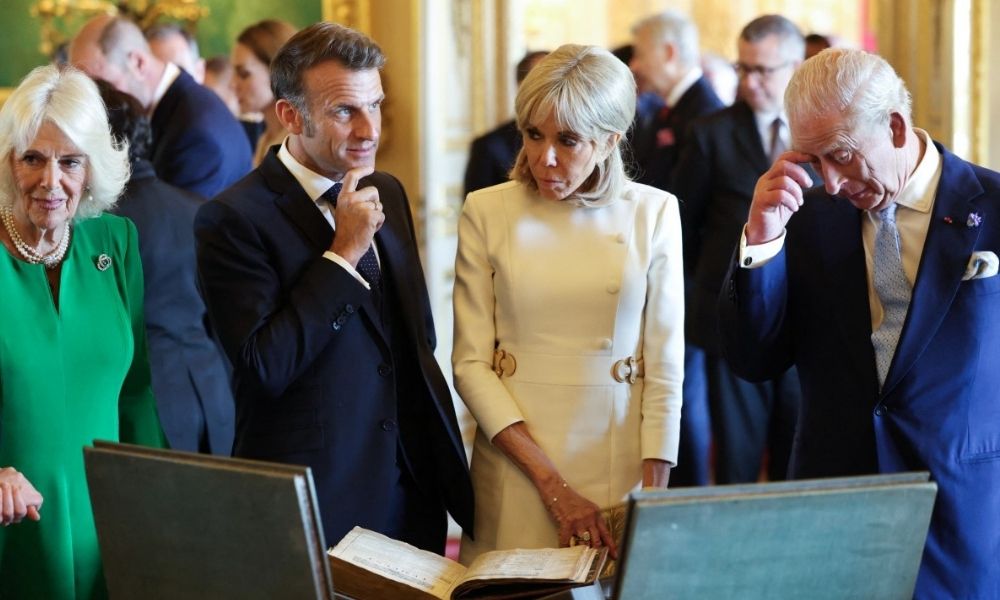 Casal Macron processa influenciadora por espalhar boato de que primeira-dama seria homem