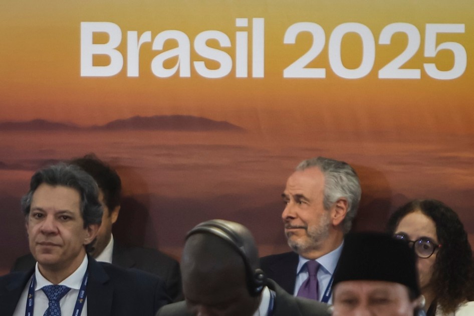 O ministro da Fazenda, Fernando Haddad, assiste sessão plenária "Fortalecimento do Multilateralismo, Assuntos Econômico-Financeiros e Inteligência Artificial" durante a 17ª Cúpula do BRICS, realizada no Museu de Arte Moderna (MAM), na cidade do Rio de Janeiro