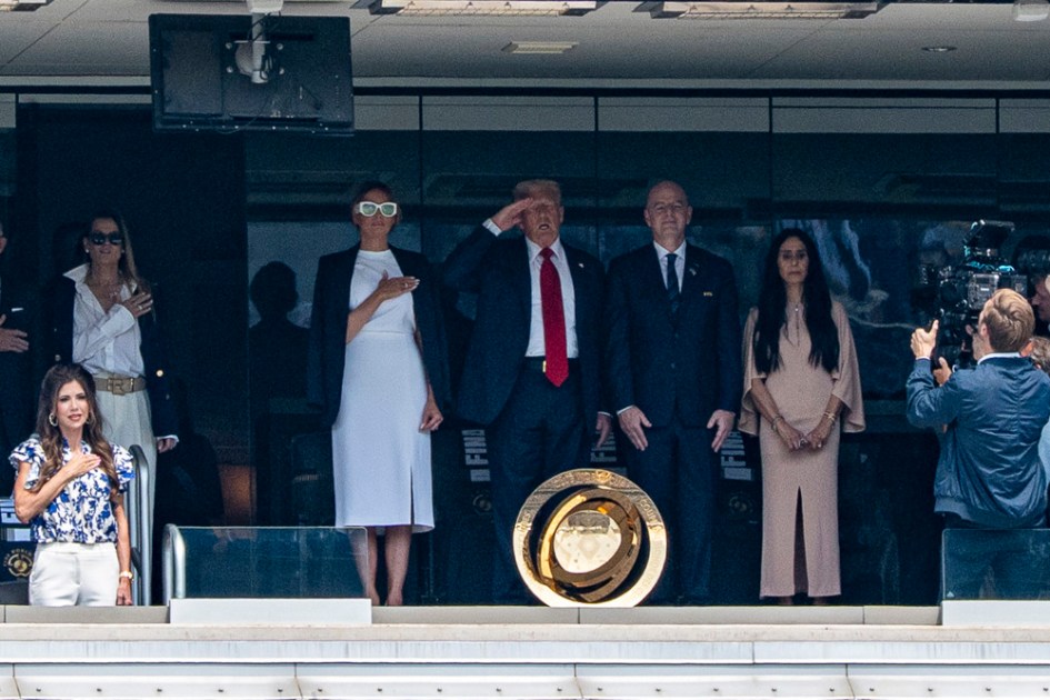 O presidente dos Estados Unidos, Donald Trump (c), a primeira-dama, Melania Trump (c-e), o presidente da Fifa, Gianni Infantino (c-d), e sua esposa, Leena Al Ashqar, assistem neste domingo à final do Mundial de Clubes entre Chelsea e Paris Saint-Germain