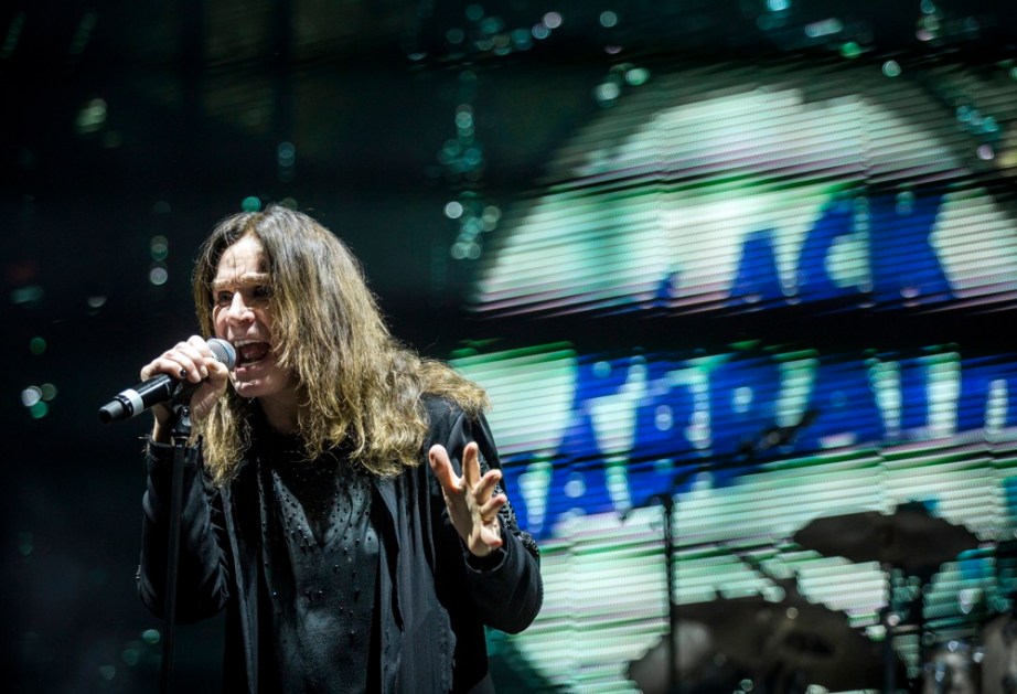 O cantor britânico Ozzy Osbourne durante show da banda de rock Black Sabbath na Papp László Budapest Sportaréna, em Budapeste, na Hungria