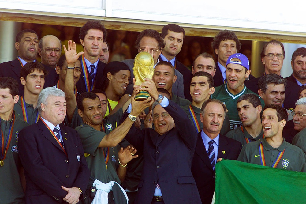 Retorno da seleção pentacampeã ao Brasil foi marcado por incidente com FHC