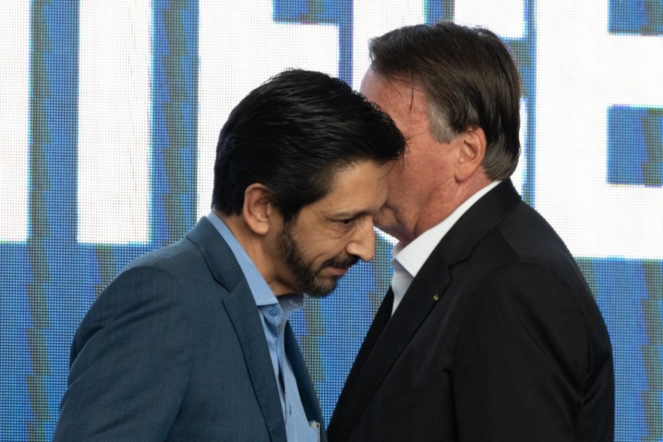 Bolsonaro fala com Ricardo Nunes ao pé de ouvido