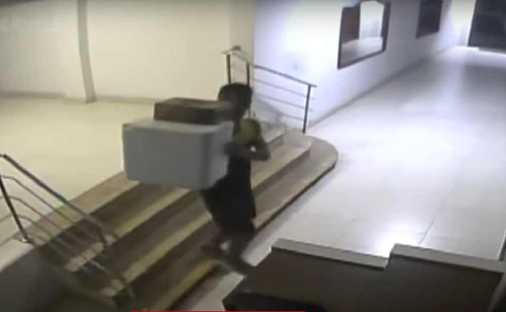 Câmera de segurança capta ação de criminoso