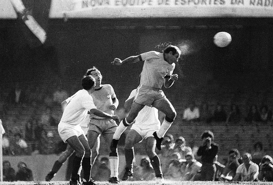 Gérson (alto) cabeceia bola durante jogo da Seleção Brasileira contra a Iugoslávia válido pela Copa Independência