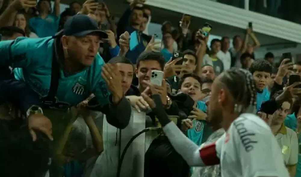 Torcedor discute com Neymar após o jogo entre Santos e Internacional, na Vila Belmiro