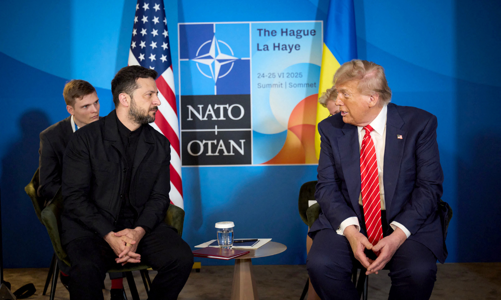 Nesta fotografia, tirada e divulgada pelo Serviço de Imprensa Presidencial da Ucrânia em 25 de junho de 2025, o presidente ucraniano, Volodymyr Zelensky (E), encontra-se com o presidente dos EUA, Donald Trump, à margem da cúpula da Organização do Tratado do Atlântico Norte (OTAN), em Haia. (Foto: Handout / SERVIÇO DE IMPRENSA PRESIDENCIAL DA UCRÂNIA / AFP)