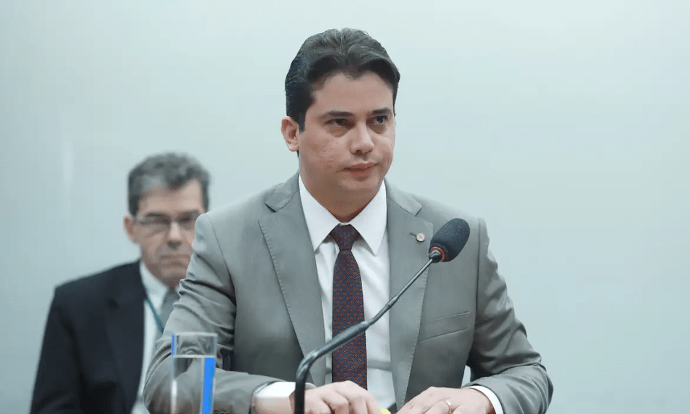 Deputado nega envolvimento com suposto desvio de recursos de município Júnior Mano (PSB-CE) diz não ter relação com fatos apurados pela PF