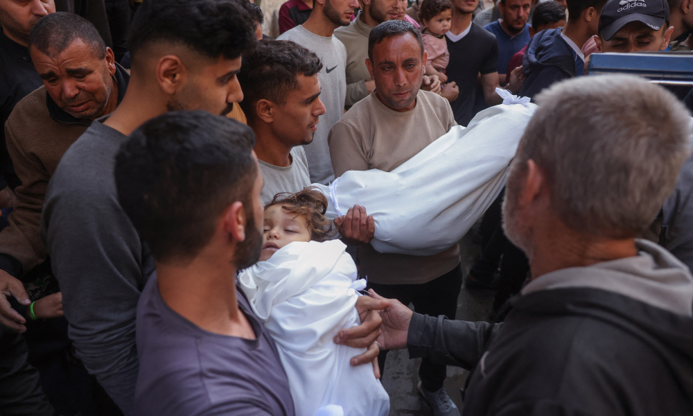 Palestinos carregam os corpos de membros da família Azzam, que foram mortos em ataques israelenses contra sua casa em Jabalia Central, no norte da Faixa de Gaza, em 29 de maio de 2025. O grupo militante palestino Hamas afirmou estar analisando uma nova proposta apresentada por um enviado dos Estados Unidos, enquanto equipes de resgate relataram que ao menos 44 pessoas foram mortas em ataques israelenses em toda a Faixa de Gaza. (Foto de Bashar TALEB / AFP)