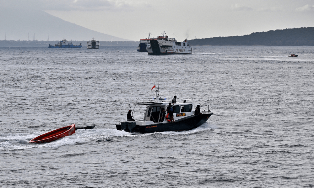 Equipes de resgate encontram um bote salva-vidas durante buscas por vítimas desaparecidas de um acidente de balsa nas águas do Estreito de Bali, perto de Jembrana, na Ilha de Bali, em 4 de julho de 2025. Centenas de equipes de resgate indonésias ampliaram suas buscas por dezenas de pessoas desaparecidas em 4 de julho, após uma balsa afundar em mar agitado a caminho da ilha turística de Bali, com seis corpos recuperados. (Foto de SONNY TUMBELAKA / AFP)